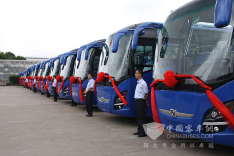 整齐排列的百辆申沃旅游客车