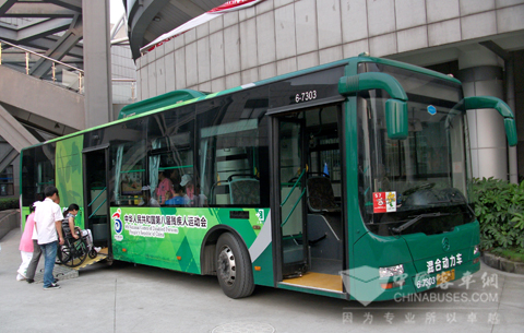 服务第八届全国残运会提前比赛的金旅混合动力城市客车