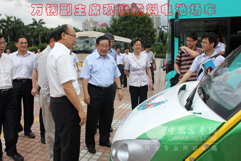 万钢观摩五洲龙氢燃料电池场地车