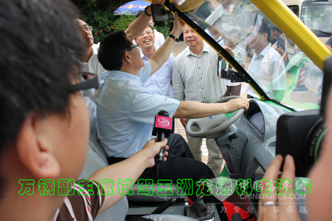 万钢试驾五洲龙氢燃料电池场地车