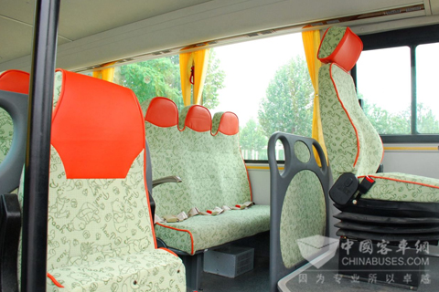 LCK6800DX上配有安全带的专用儿童座椅