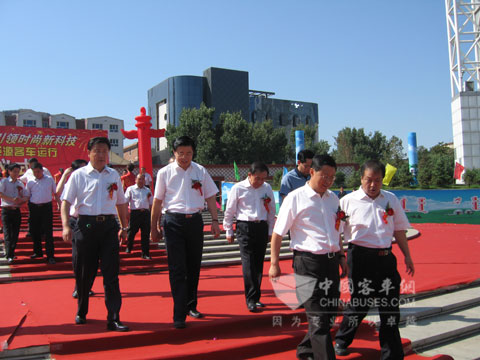 开线仪式后，领导参观恒通气/电混合动力城市客车