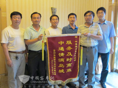 青岛公交集团巴士公司总经理于飞把“服务及时高效 中通情满岛城”的锦旗送到中通客车山东服务办事处