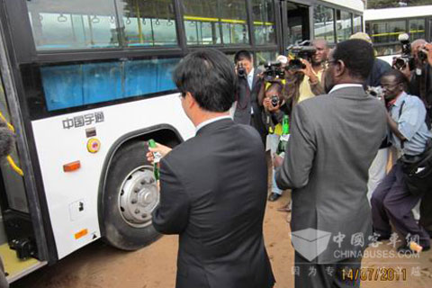 现场人员共同开启香槟，举杯庆祝