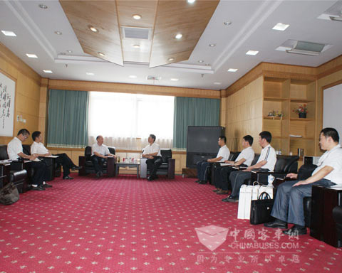 江汽集团董事长左延安热情接待中通客车到访人员