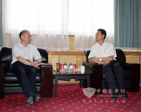 江汽集团董事长左延安与孙总亲切交谈