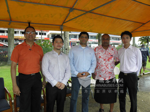 恒通客车人员与斐济客户及领导合影