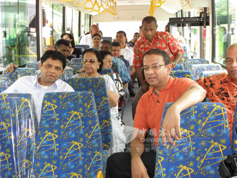 所有参会人员试乘恒通新车