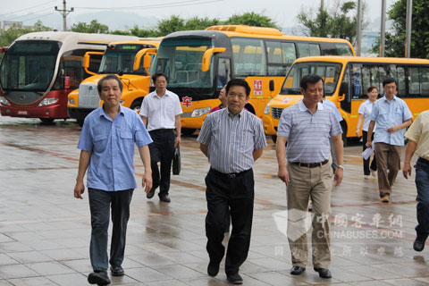 重庆市安监局局长肖健康一行考察恒通校车