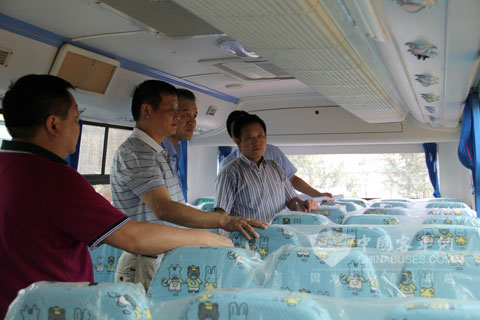 重庆市安监局局长肖健康一行考察恒通校车