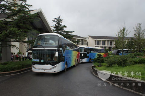 中通客车等待为参会领导提供交通服务