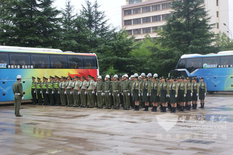 与会领导乘车参观文登市交通运输局