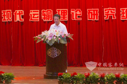 中通客车总经理孙庆民在答谢晚会上致词