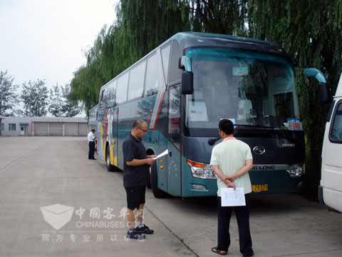 大金龙售后服务工程师上门为客户免费进行12项车辆安全检查