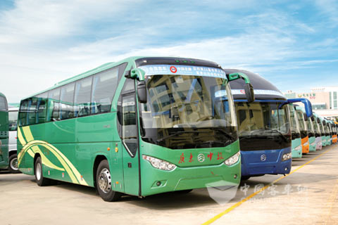 2011年8月,金旅20辆豪华客车深圳精彩绽放,承载各国媒体接送重任