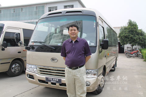 河南万里运输集团固始分公司代表与宝斯通合影