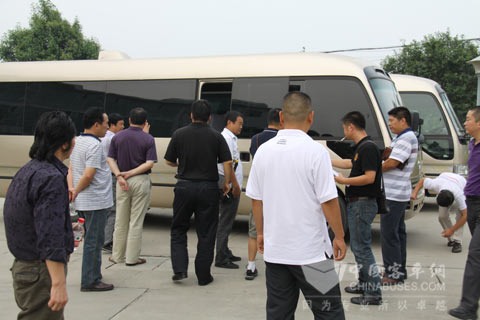 宝斯通展车前人头攒动