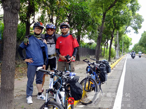 环保低碳的单车运动在台湾非常流行，方卫东沿途遇见不少骑友
