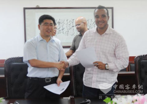 中大集团总裁徐连宽和外国客户签订购车合约