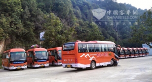 金旅客车行驶在中国最美的地方