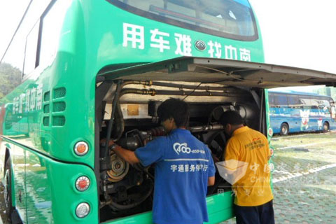 宇通售后服务人员在做用车保养