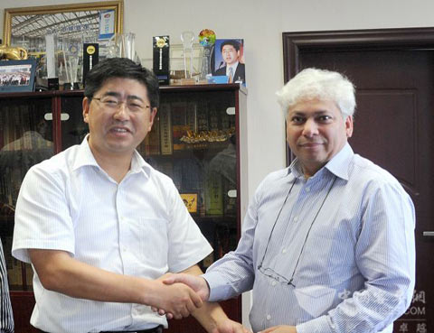 中大集团总裁徐连宽与南美智利TC汽车公司总经理马力隆先生签订批量出口协议