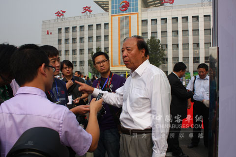 中国土木工程学会理事长谭庆琏接受采访