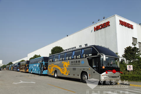 LNG客车绿色明珠文明班线客车驶出苏州金龙厂门