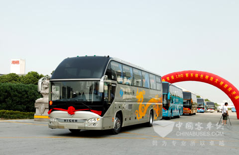 LNG客车绿色明珠文明班线客车驶出苏州金龙厂门