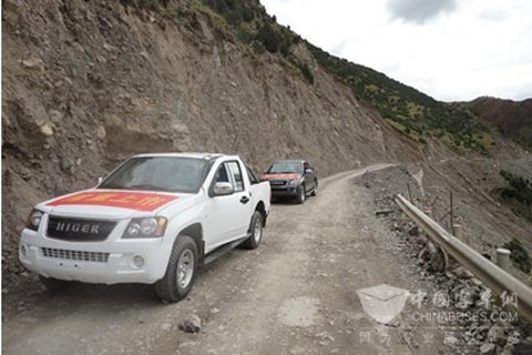 海格皮卡通过颠簸险要的崎岖山路