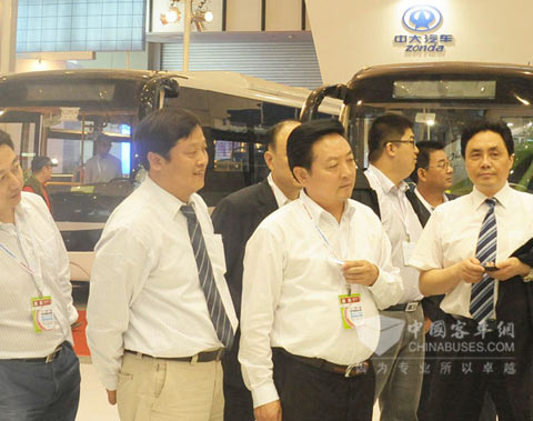 江苏省盐城市副市长谷加栋一行莅临中大汽车展台
