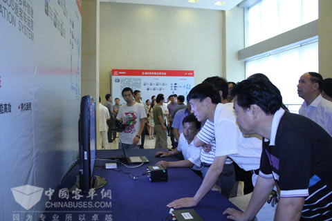 与会客户代表纷纷来到体验区了解G-BOS