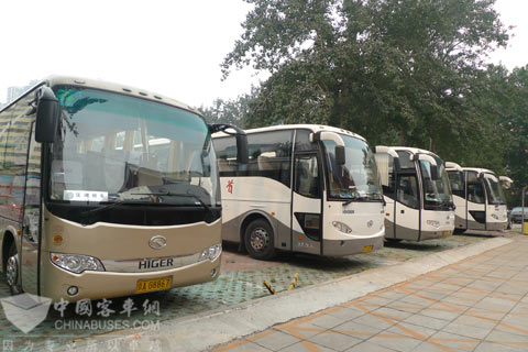 首都经贸大学大车一字排开全是海格客车