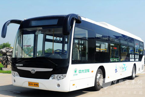 装配中大自主研发的新一代动力电池的纯电动客车