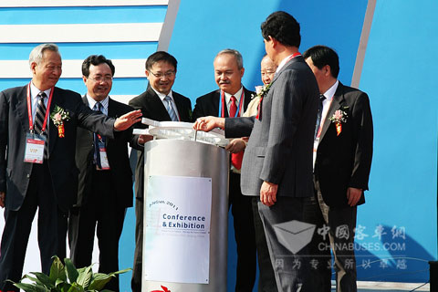 安凯客车副总经理程小平(左三）出席开幕式