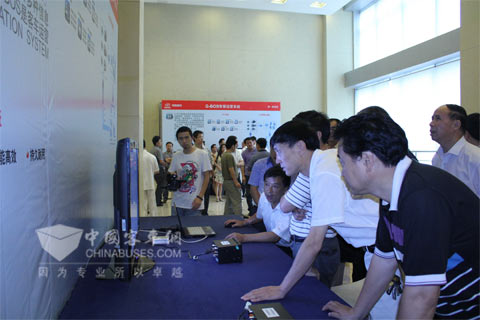 四川与会客户代表纷纷来到体验区了解G-BOS