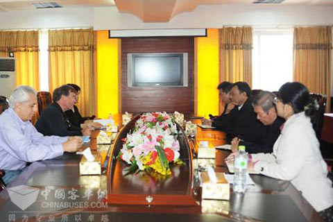 美国卡玛丽罗市市长一行参加中大汽车座谈会