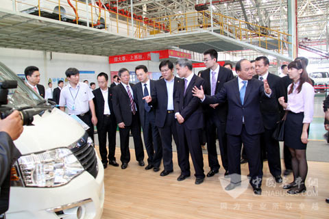 越南政府代表团一行参观大金龙轻客厂区