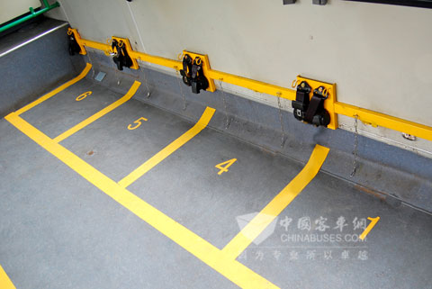 车辆经过改造可安放六张轮椅