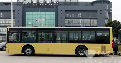 XMQ6106G根据几内亚的气候、路况进行优化设计，提高了车辆可靠性