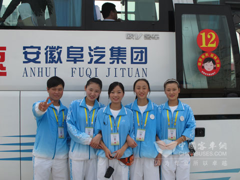 志愿者在欧辉客车前留影