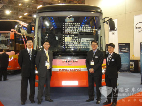 大金龙常务副总经理陈志强与香港代理商合安汽车何总在现场合影