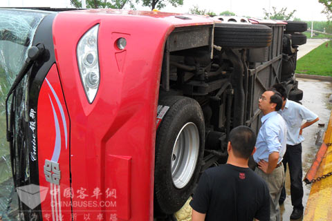 专家们在仔细检查领御侧翻试验后的底盘状况