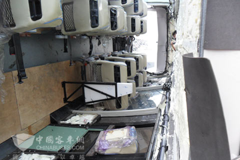 侧翻后领御的内部空间