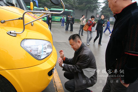学生家长考察宇通校车
