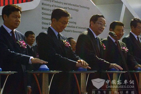 中央政治局委员俞正声、工信部部长苗圩等领导按下开幕式启动按钮