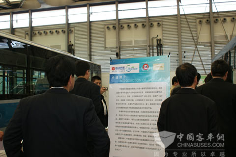 中通展位前观众络绎不绝