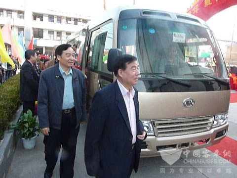 韩德彩、乔泰阳等老将军以及中央电视台台长赵化勇亲身体验江淮·宝斯通