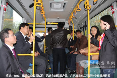 客运、公交、旅游企业领导试乘广汽客车新能源产品，广汽客车总工程师朱宁作现场讲解