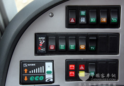 大金龙ECO-driving节油驾驶提醒系统位于仪表台左侧，方便司机使用